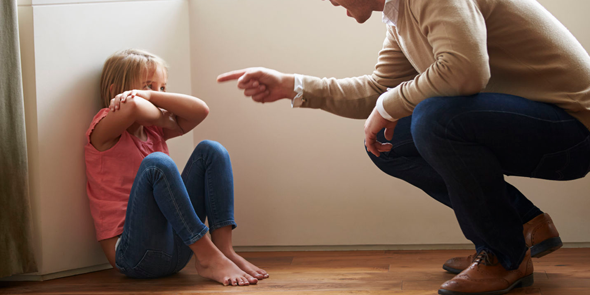 Отец наказал ребенка. Домашнее насилие над детьми. Психологическое насилие фото.
